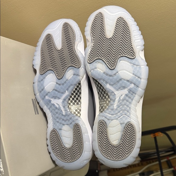 Jordan 11 Retro Grey - Picture 6 of 15